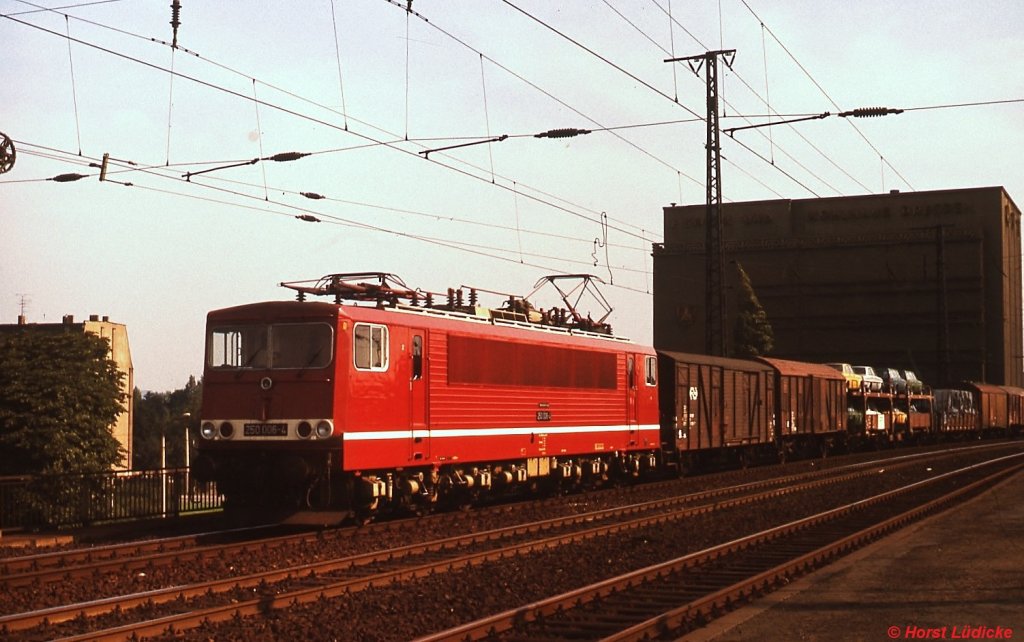 Die damals noch neue 250 006-4 (LEW 14766/1976, Bw Dresden-Friedrichstadt), die sptere 155 006-0, durchfhrt im August 1977 Dresden-Mitte.