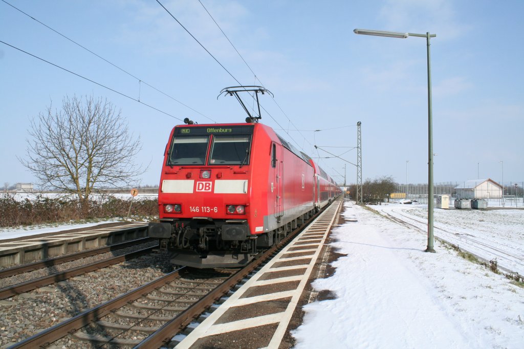 Die damals noch nicht mit Werbung beklebte 146 113-6 mit einem RE nach Offenburg am 13.02.13 bei der Ausfahrt aus Ringsheim.