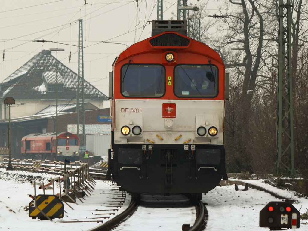 Die Damen von Crossrail sind sich einig,  Hanna  (DE 6311) rangiert am 23.01.2013 in Aachen West, um die dahinter stehende  Marleen  (PB 12) auf die Strecke zu lassen. 