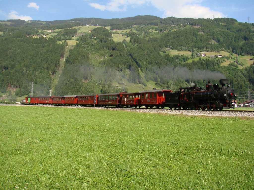 Die Dampflok 041 n 4 mit ein Zug von Jenbach nach Mayrofen. Hier, zwischen Erlach und Zell am Ziller - 08-06-2010