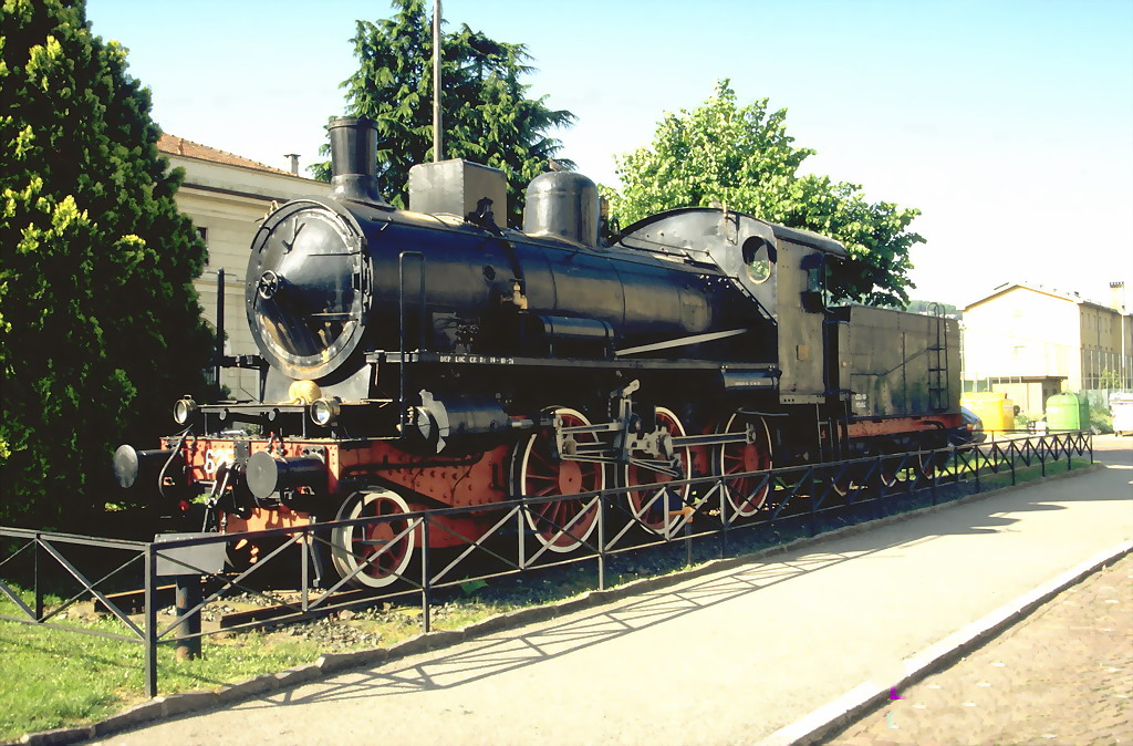 Die Dampflok 625.116,hier vor Jahren noch als Lokdenkmal in Luino/It.1999 wurde sie von dortigen Eisenbahnfreunden vom  Sockel  geholt,eingestellt und restauriert.(nicht betriebsfhig)Archiv P.Walter