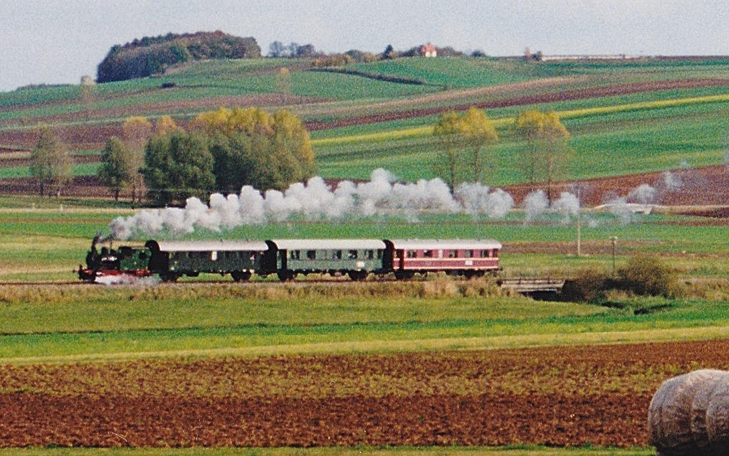 Die Dampflok „Ries“ mit ihrem Traditionszug im September 1988 etwa 2 km südlich von Fremdingen. Die Bn2t-Maschine wurde 1929 gebaut und erhielt 1989 einen Neubaukessel.