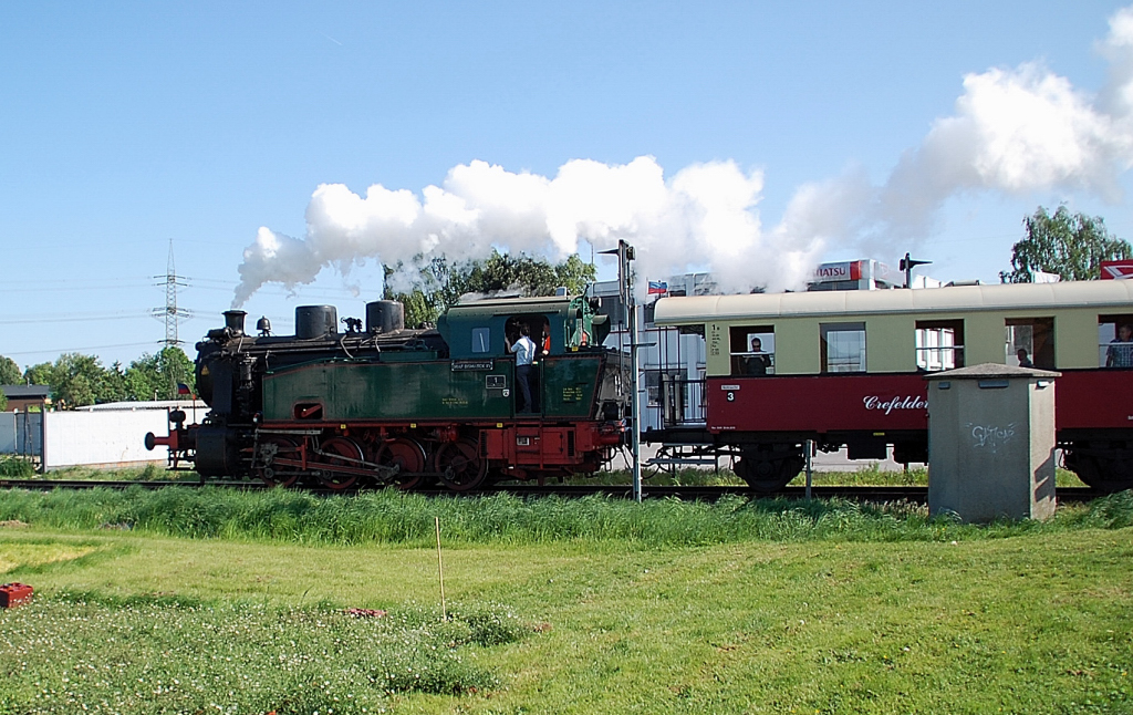 Die Dampflok der Baureihe D 600 der SWK genannt Schluff fhrt hier gerade von St. Tnis nach Krefeld Hlser Berg an diesem ersten Mai 2011.