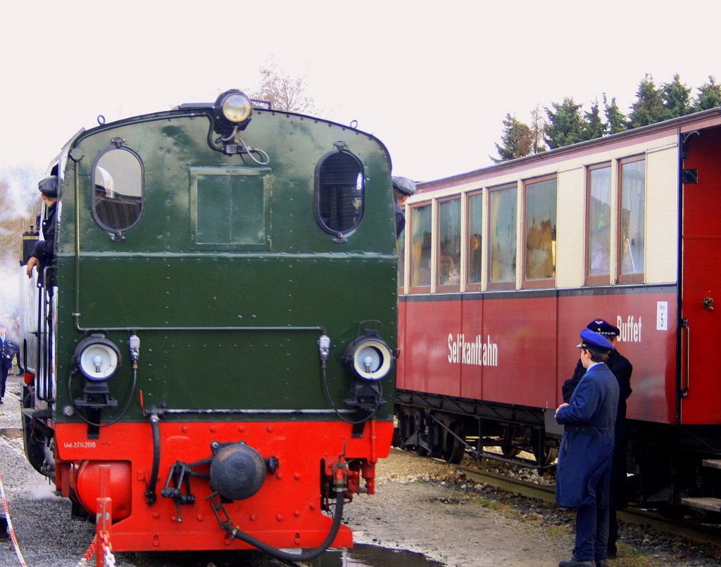 Die Dampflok der Selfkantbahn rangiert in Gillrath.
17.12.2011