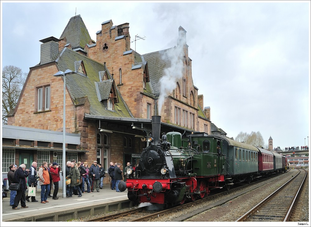 Die Dampflok  Waldbrl  wurde beim Dampfspektakel 2010 am Pendelzug zw. Bahnhof und Betriebswerk in Gerolstein eingesetzt; 2.4.2010.