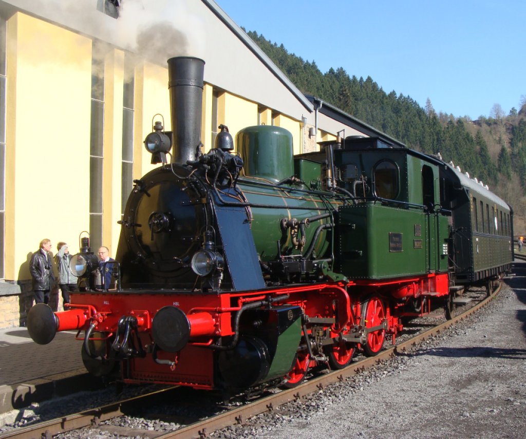 Die Dampflokomotive Waldbrl am 6.4.2010 am Lokschuppen Gerolstein beim Dampfspektakel 2010