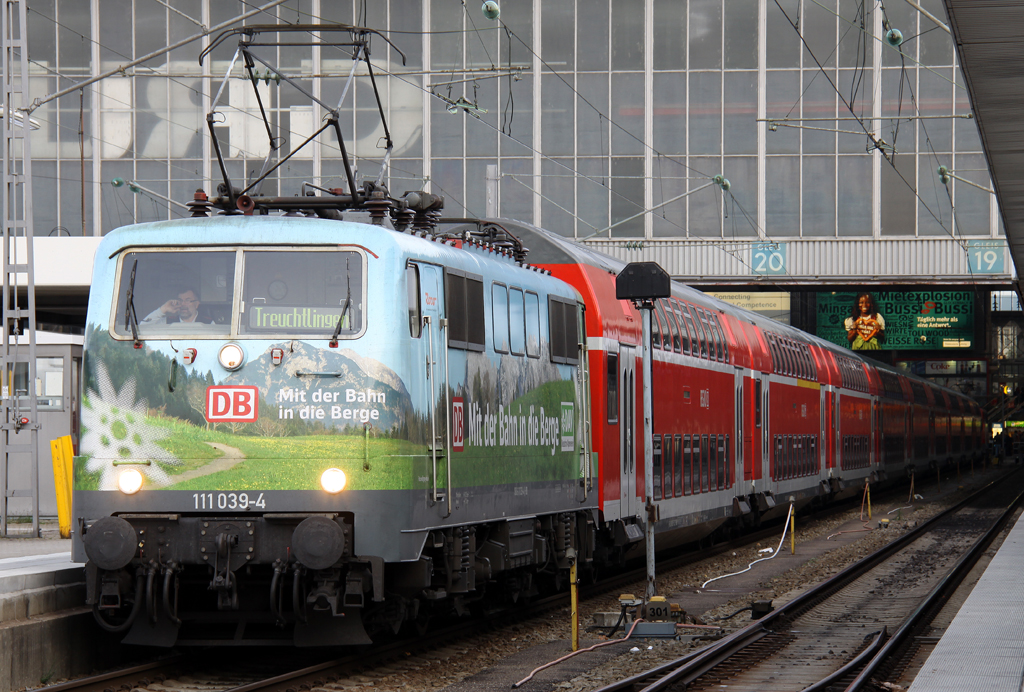Die DAV 111 039-4 und 111 067-5 stehen mit der langen RB nach Treuchtlingen in Mnchen HBF am 31.10.2012 