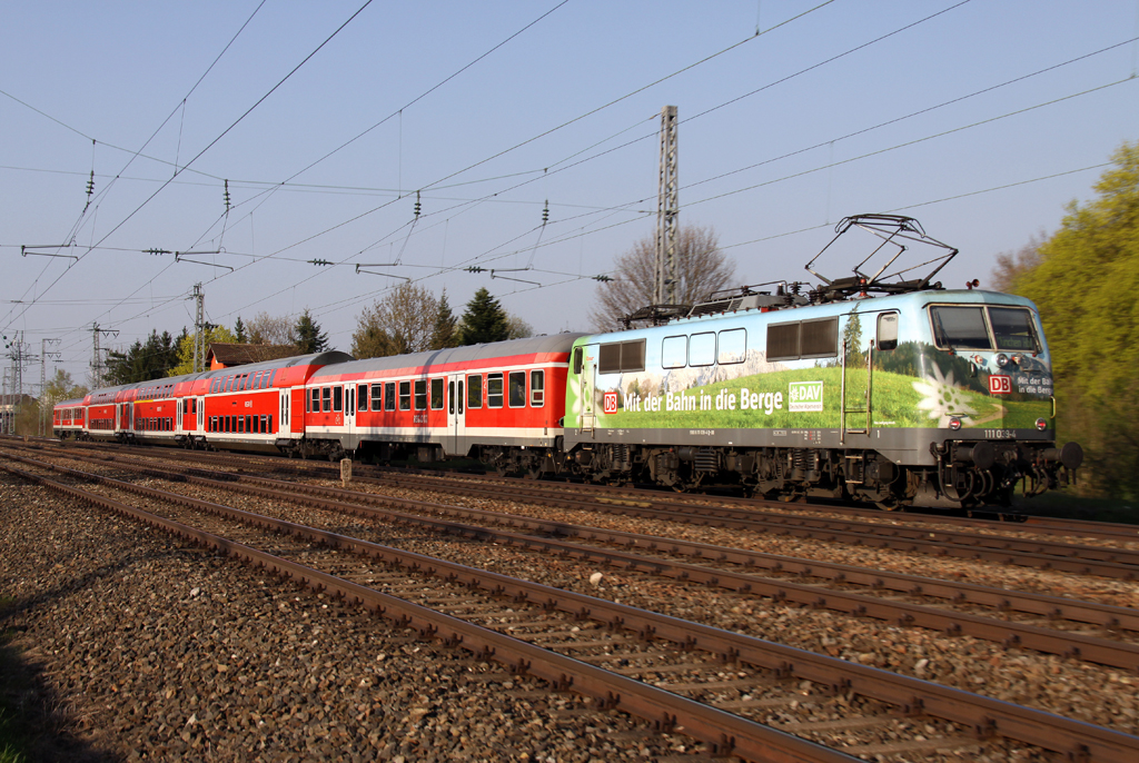 Die DAV 111 039-4 mit der RB von Mittenwald nach Mnchen in Mnchen Westkreuz am 25.04.2013