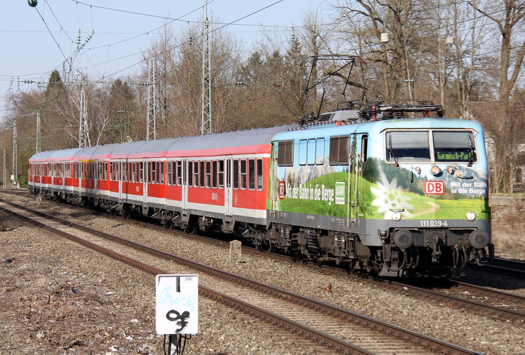 Die DAV 111 039-4 zieht die RB von Mnchen nach Garmisch Partenkirchen durch Stockdorf am 15.04.2013 