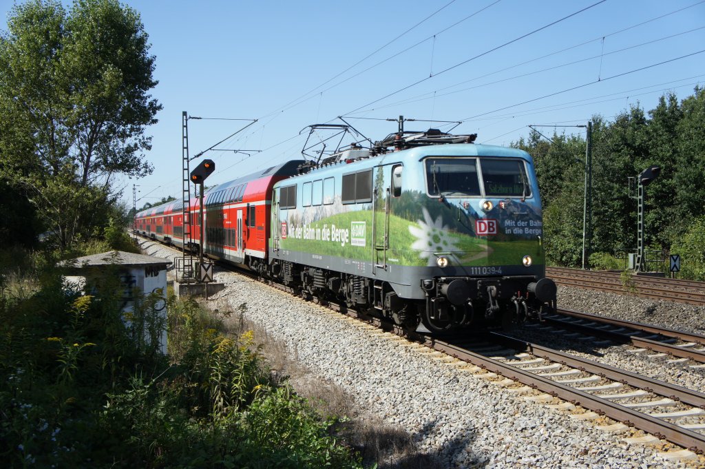 Die DAV-Werbelok 111 039-4 am 03.09.11 vor einem RE nach Salzburg zwischen Haar und Vaterstetten.