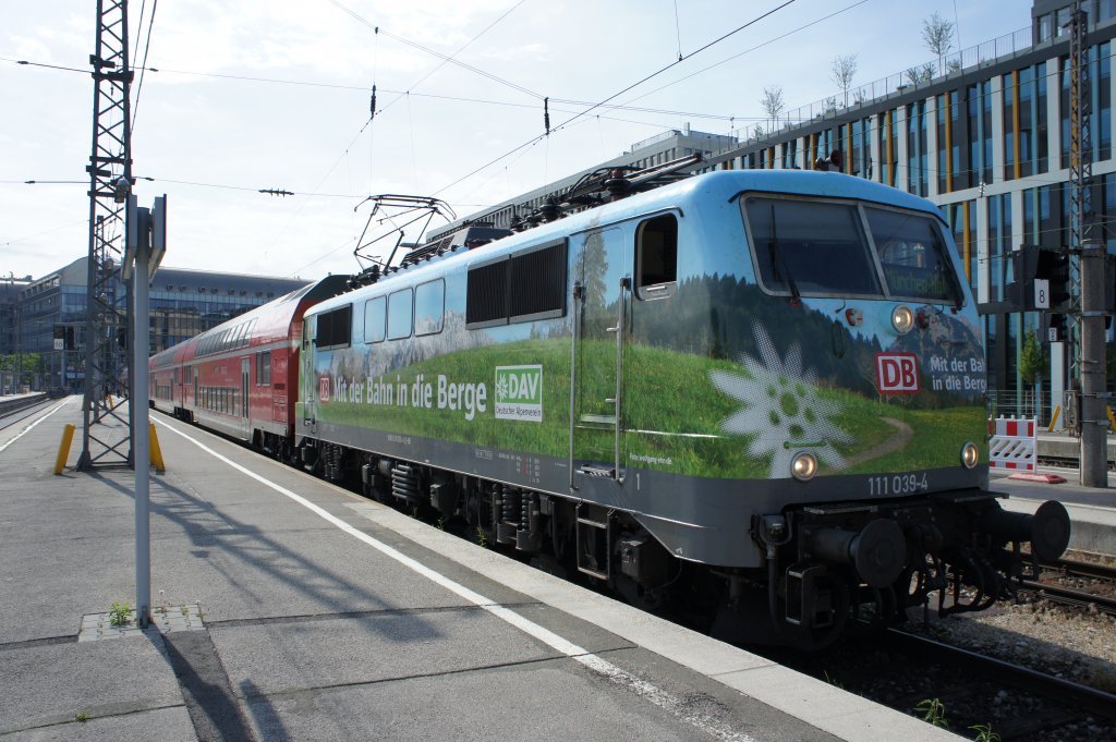 Die DAV-Werbelok 111 039-4 vor einem RE nach Salzburg am 31.05.11 in Mnchen Hbf.