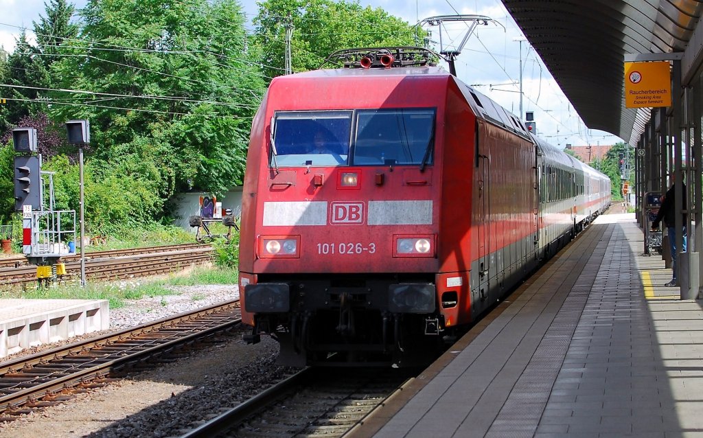 Die DB 101 026-3 mit IC 2103 fahrt ein in Freiburg Hbf am 29. 07 2010.