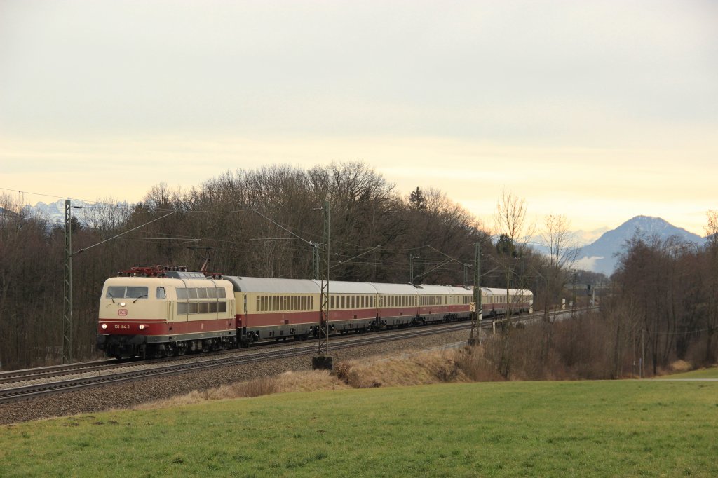 Die DB 103 184-8 fhrt am 02.01.12 mit einem TEE aus Salzburg kommend in Richtung Mnchen. Aufgenommen bei Hilperting.