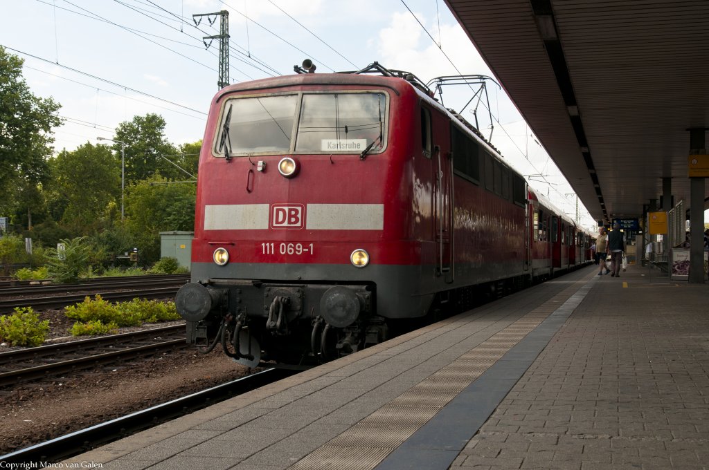 Die DB 111 069 mit RE nach Karlsruhe, hier in Mannheim Hbf am 16 08 2012.