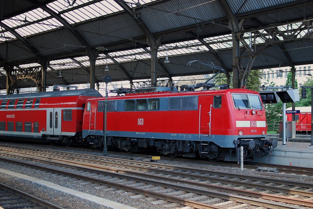 Die DB 111 111 (Wirklich) mit RE 4 nach Dortmund Hbf, wartet hier in Aachen Hbf am 21. 08 2010.