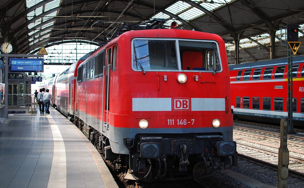 Die DB 111 146-7 mit RE nach Siegen bei aufenthalt in Aachen Hbf am 21. 08 2010.