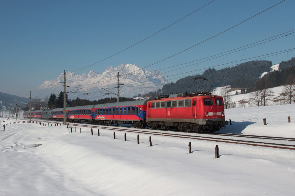 Die DB 115 261-0 zieht am 26.01.13 den verspteten DRV 13817 ber die Giselabahn.
Hier kurz vor Fieberbrunn.