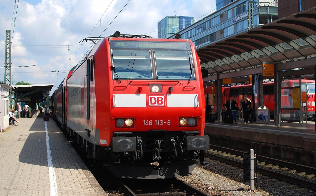 Die DB 146 113-6 mit RE 31015 (Offenburg Hbf - Basel Bad Bf), hier bei aufenthalt in Freiburg Hbf am 06. 08 2010.