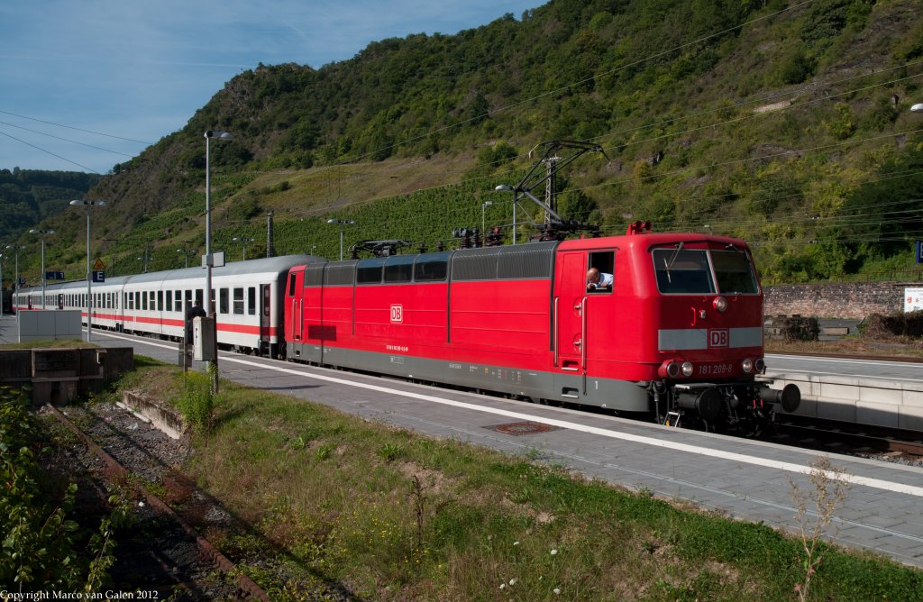 Die DB 181 209-6 mit IC133 von Luxembourg nach Nordeich Mohle, hier kurz vor Ausfahrt von Bahnhof Cochem (Mosel) am 17 august 2012.