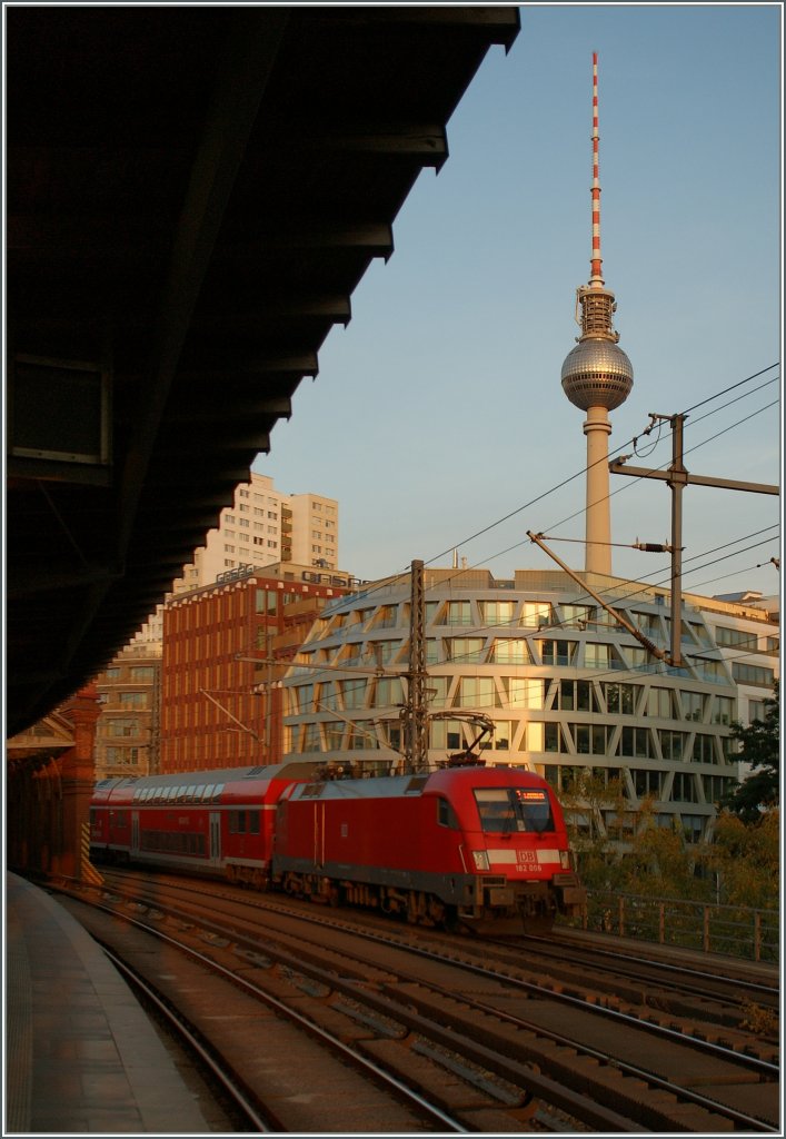Die DB 182 008 beim Hackeschen Markt. 
17.09.2012