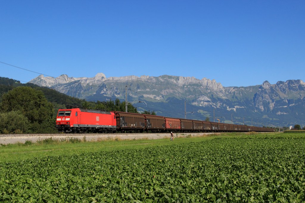 Die DB 185 100-5 zieht am 18.08.12 einen h-Wagen Ganzzug von Buchs S.G. in Richtung Sargans, festgehalten bei Sevelen.