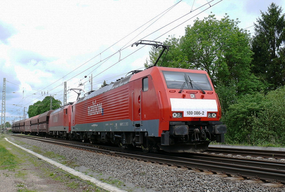 Die DB 189-086 und 189-025 unterwegs mit einem Erzzug Richtung Sden.

18.05.2010   Empel(beiRees) 