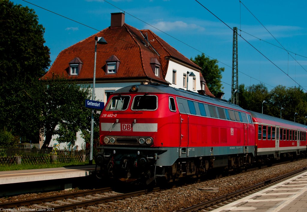 Die DB 218 462 mit N wagen ist als RE 57412 unterwegs nach Kempten, hier  bei Einfahrt von Geltendorf am 11 sept 2012.