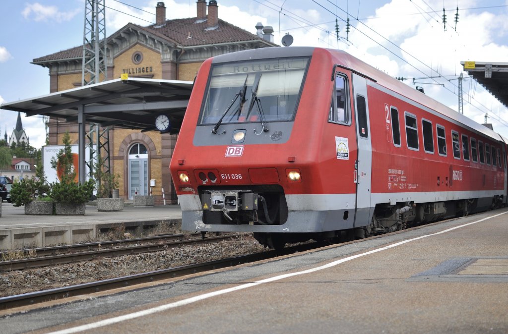 Die DB 611 036 mit Regional nach Rottweil hier bei Ausfahrt von Bf Villingen (Schwarzwaldbahn) am 04.08 2011.