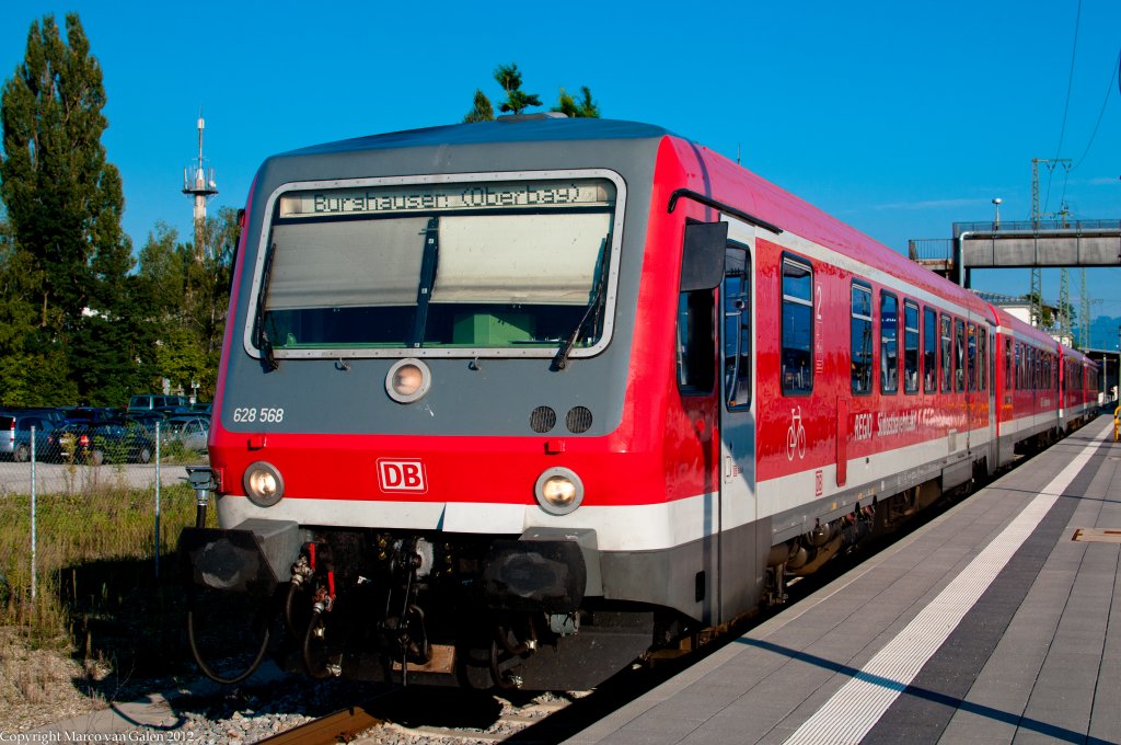 Die DB 628 568 mit RB 27218 von Rosenheim nach Burghausen (Oberbay), hier bei Ausfahrt von Rosenheim am 14 sept 2012.