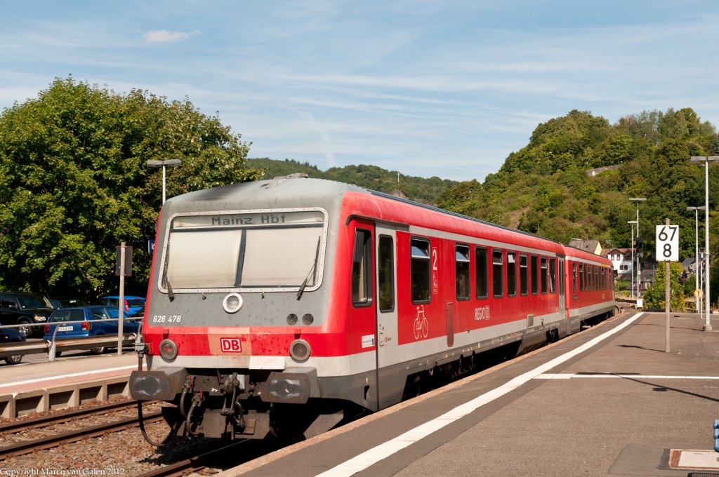 Die DB 628 mit Regional von Saarbrcken, bei Ausfahrt von Bad Mnster am Stein am 17 august 2012.