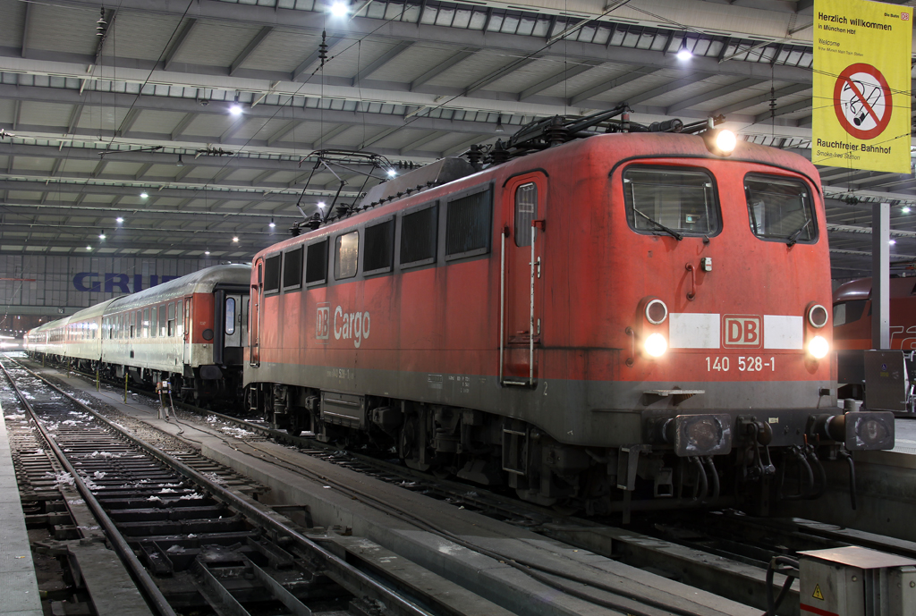 Die DB Cargo 140 528-1 mit der CNL nach Rom in Mnchen HBF am 26.01.2013
