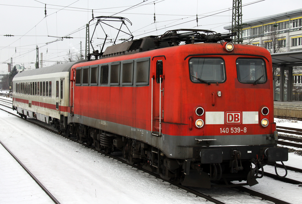 Die DB Cargo 140 539-8 mit PbZ 2461 von Pasing nach Stuttgart in Mnchen Heimeranplatz am 26.01.2013