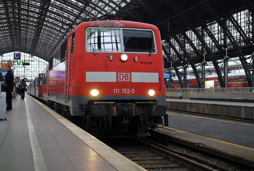 Die DB E 111 152-5 steht mit RE 9 nach Siegen in das Klner Hauptbahnhof am 28.09 2010.
