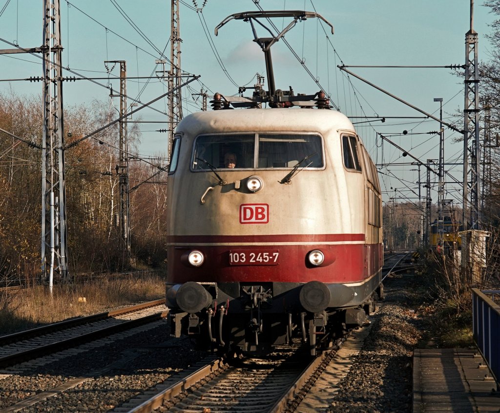 Die DB Fernverkehr AG 103 245-7 bei rangier arbeiten in Bad Bentheim am 29 11 2011.