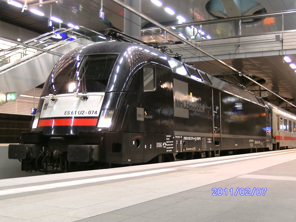 Die von DB Fernverkehr AG angemietete ES 64 U2-074 alias 9180 6 182 574-4 D-DISPO an einem EuroCity nach Stralsund im Tiefbahnhof von Berlin.(07.02.2010)