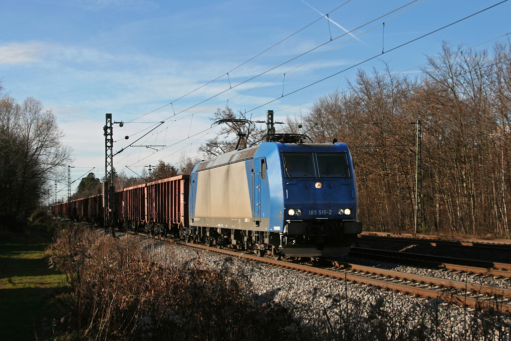 Die DB Mietlok 185 516 mit einem Gterzug am 13.11.2010 in Haar.