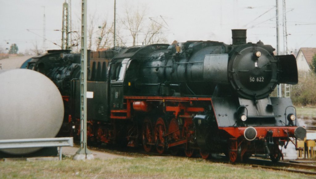 Die DB-Museumslok 50 622 im Februar 2002 vor 64 419 der DBK auf den Gleisen des ehemaligen Bw Crailsheim (digitalisiertes Dia).
