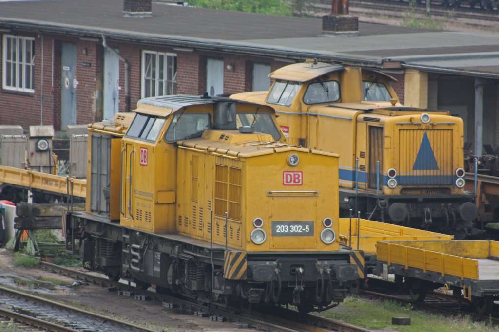 Die DB Netz 203 302 steht am 23.8.11 abgestellt in Duisburg-Entenfang.