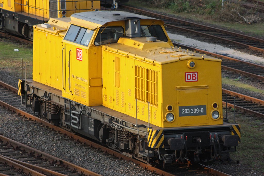 Die DB Netz 203 309 am 16.9.11 abgestellt bei DBG in Duisburg-Entenfang.