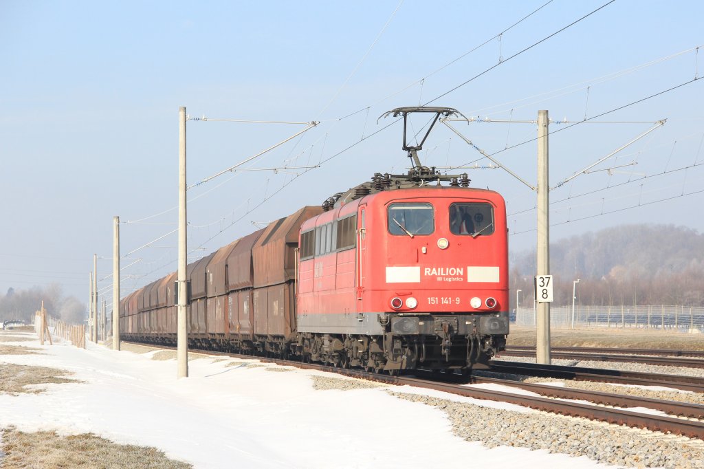 Die DB Railion 151 141-9 befrdert einen Erzzug am 21.02.12 bei Hrbach nach Mnchen.