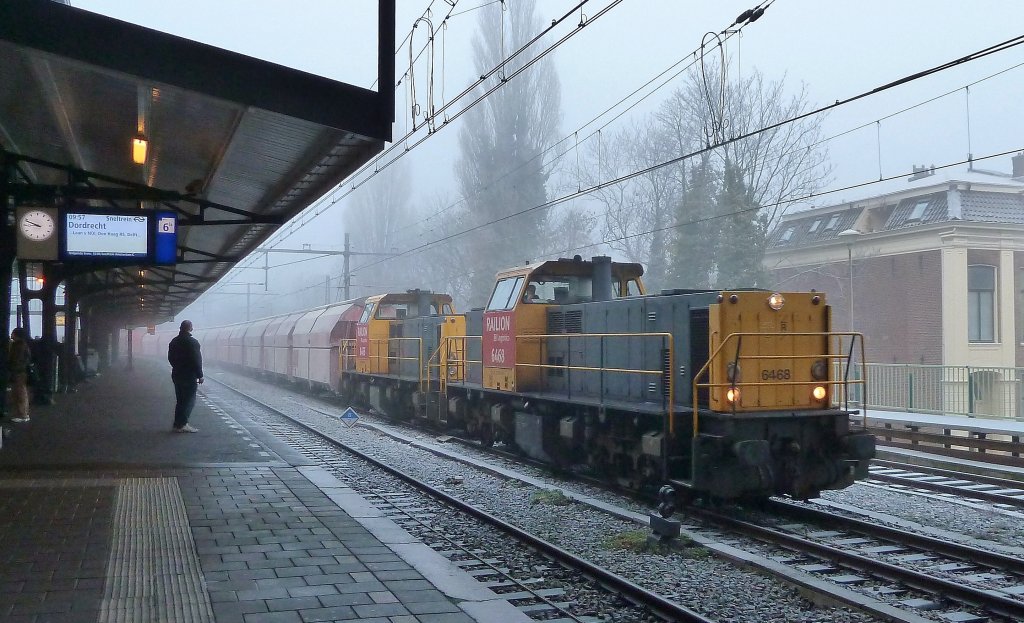 Die DB Raillion 6468 und 6455 ziehen die Falns-wagen von Beverwijk nach Kln Gremberg, hier bei Durchfahrt von Bf Haarlem am 07.12 2010.