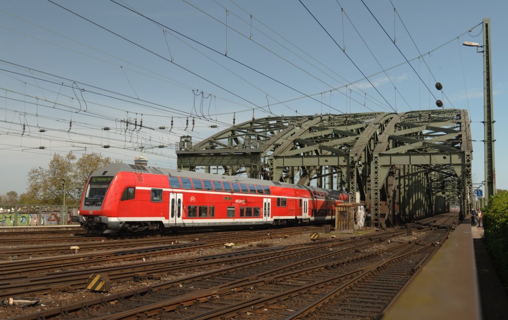 Die DB Regio RE1 von Paderborn nach Aachen fhrt mit Ihre Doppelstock von Hohenzollern Brcke in richtung Kln Hbf am 28 04 2012.
RAW format/bearbeitet mit Lightroom.