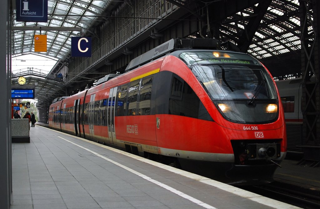 Die DB Regio  Talent  644 506 mit RE 22 (Trier Hbf - Kln) hier bei Aufenthalt im Klner HauptBahnhof am 28. 09 2010.