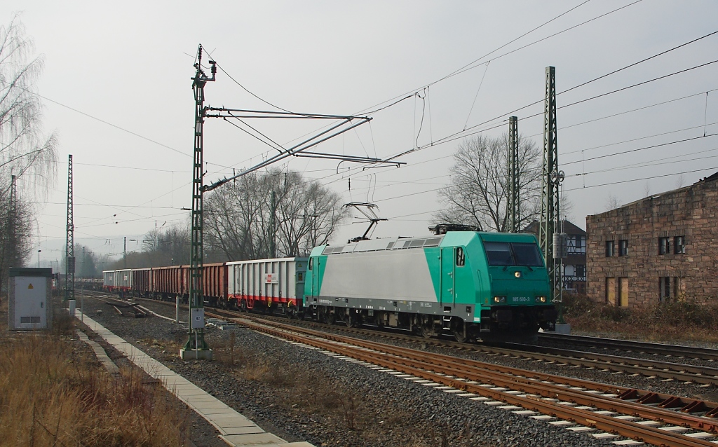 Die von DB Schenker angemietete 185 610-3 mit einem Stahlzug in Fahrtrichtung Norden. Aufgenommen am 01.03.2011 am B Eltmannshausen/Oberhone.