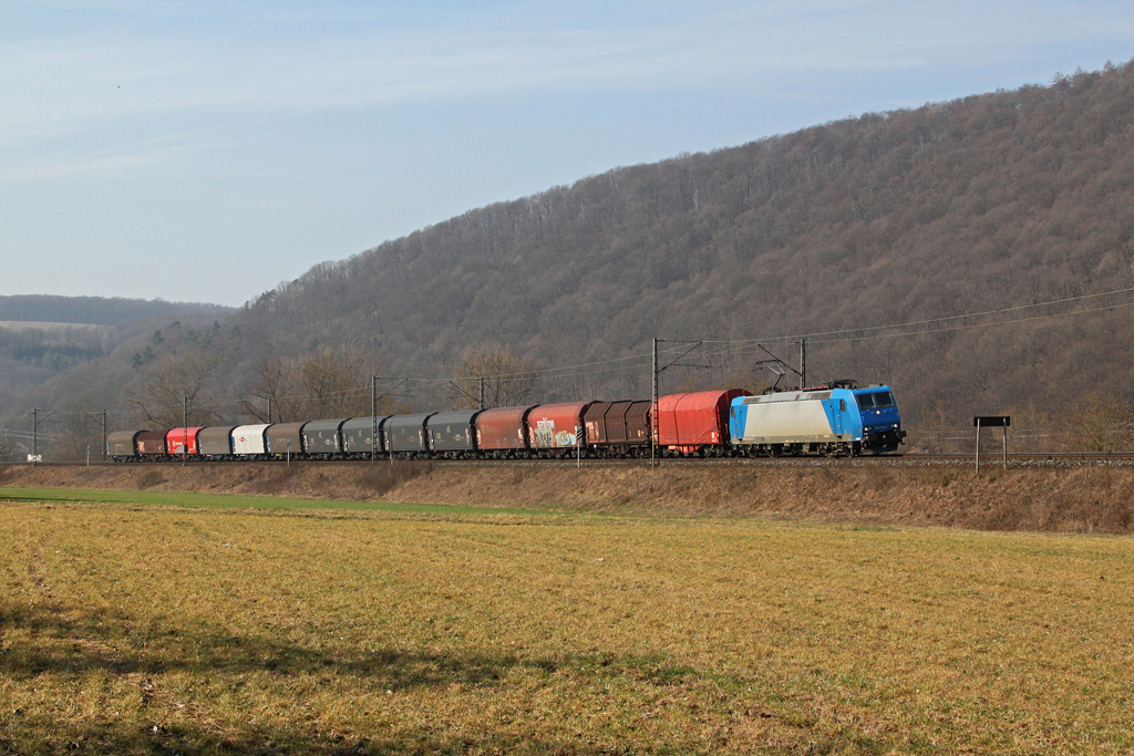 Die DB Schenker Mietlok 185 516 mit einem Stahlzug am 17.03.2012 bei Wernfeld.