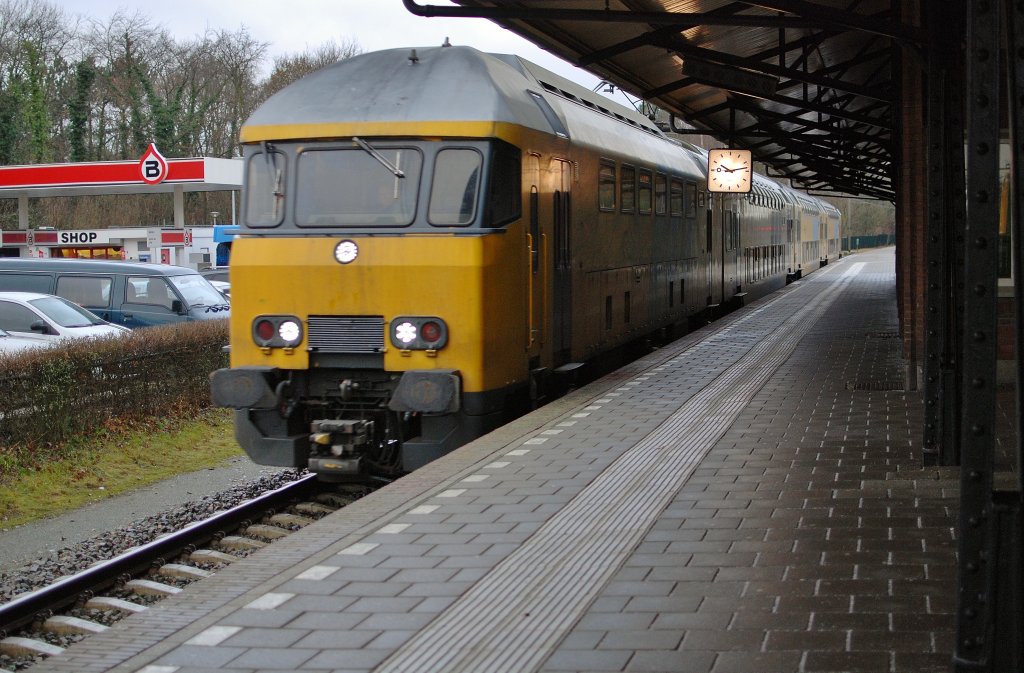 Die DD AR Hoorn - Den Haag hat neue LED, hier bei Durchfahrt von Santpoort Zuid am 15.12 2010.