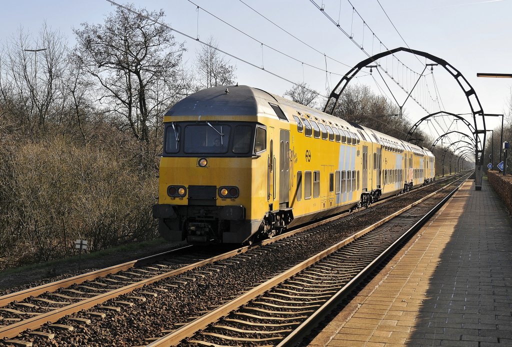 Die DD AR mit heute ein pendel Hilversum - Utrecht in Bf Hollandsche Rading beachte die Portale aus 1938, aufnahme ist von 19.03 2011.