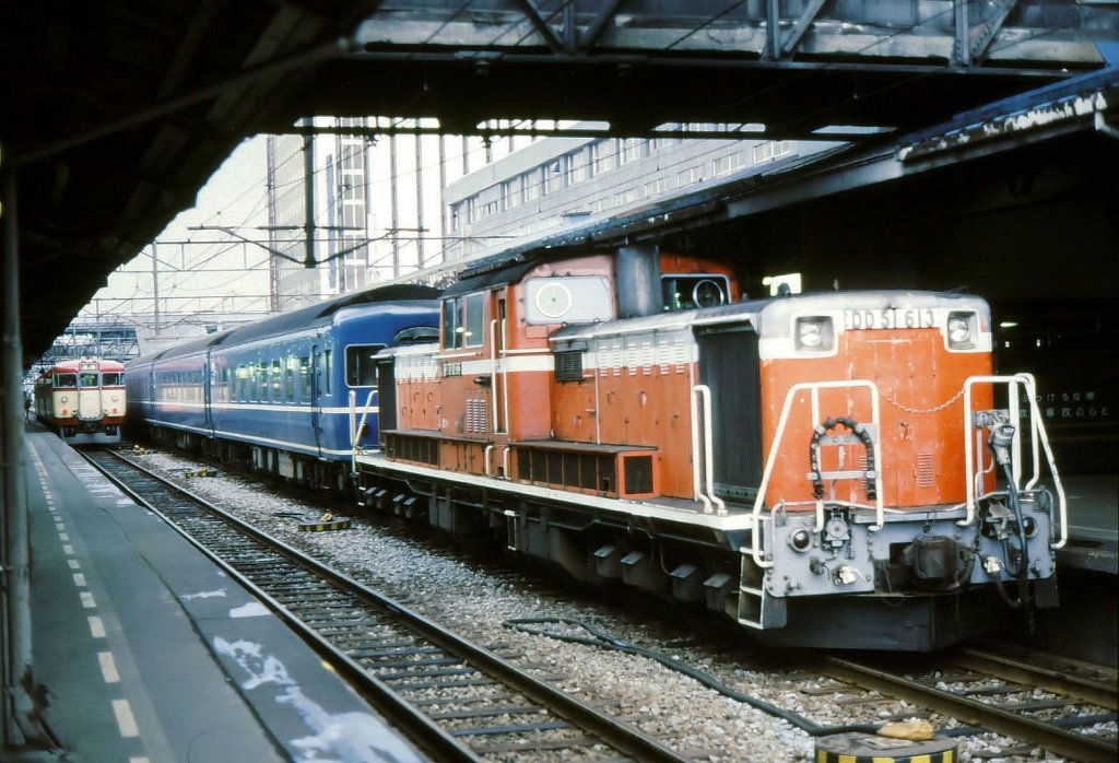Die DD51 613 ist mit einem Schlafwagenzug aus Kushiro (im östlichsten Zipfel der Nordinsel Hokkaido) in Sapporo eingetroffen. 25.September 1984. NEMURO-HAUPTLINIE 