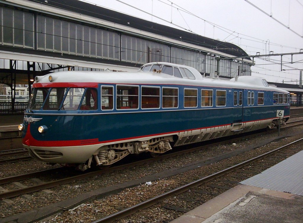 Die DE 20 steht aufgestelt in HBF Haarlem am 19 marz 2010.
Diese DE 20 ist gebaut in 1954 bei Allan und direct abgeleitet von DE 1.