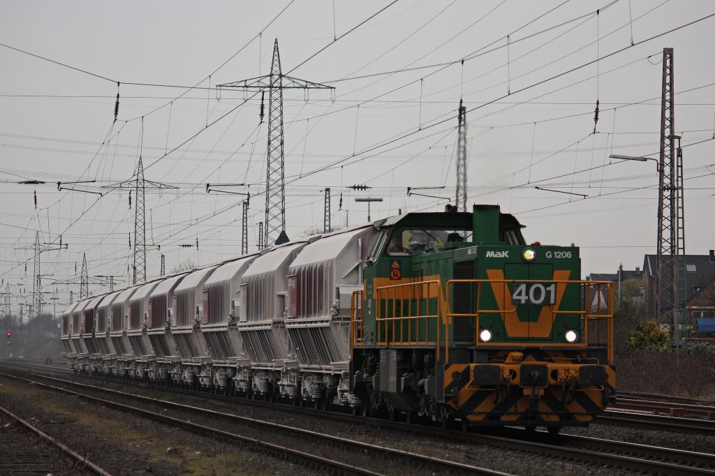 Die DE 401(damals kurzzeitig im Einsatz fr TXL)  am 20.3.12 mit dem TXL Kalkzug bei der Durchfahrt durch Ratingen-Lintorf.